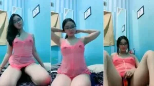 Lea Pose Ngangkang Uting Coklat Menggemaskan